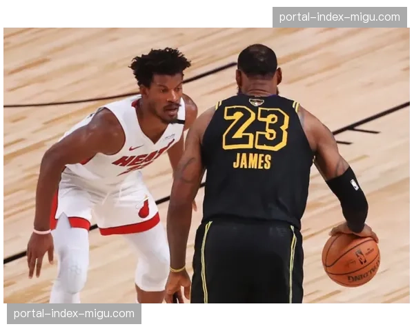 特写：最后两分钟，纽约球迷在手机端通过“关键时刻”微应用投票选择即时回放角度