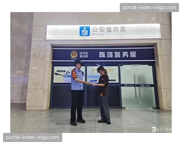 VAR决策室首次对媒体部分开放，展示多机位同步回放操作流程